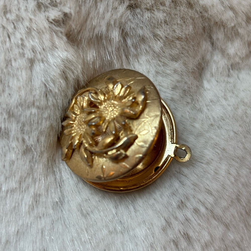 Y2K Vintage Gold Plated Sunflower Locket Necklace | Floral Jewelry Keepsake - Picture 8 of 9